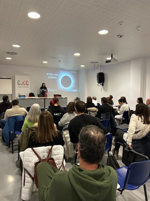 La astrónoma Ana Escorza impulsa junto al CJCC las actividades sobre el eclipse solar del 12 de agosto